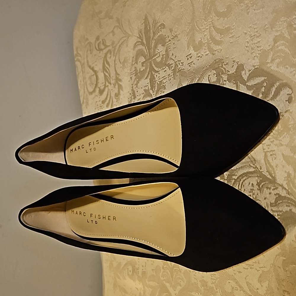 MARC FISHER SUEDE PUMP - Picture 2 of 6